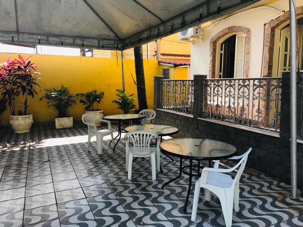 Área Externa com Mesas