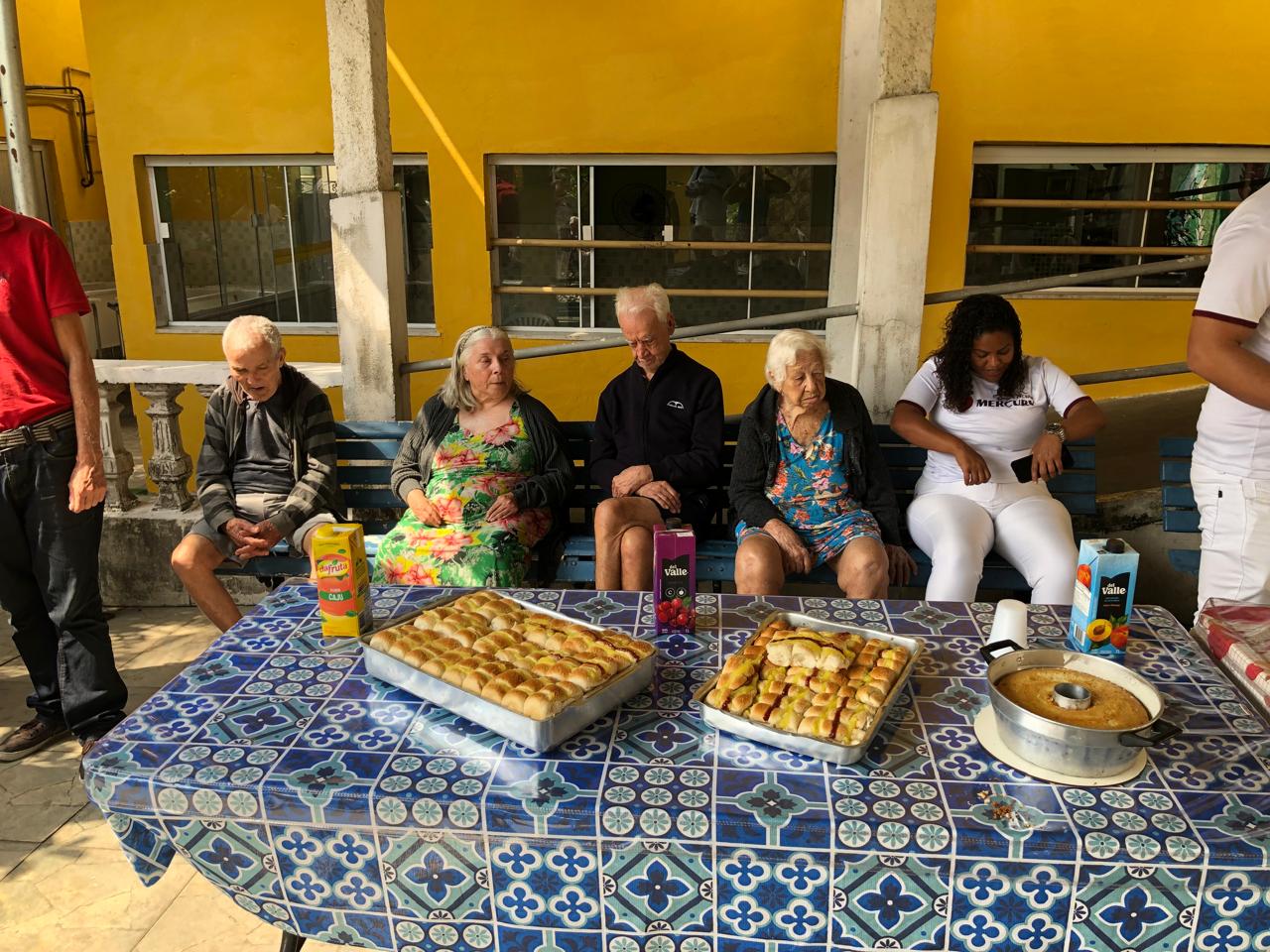 Idosos em Lanche da Tarde